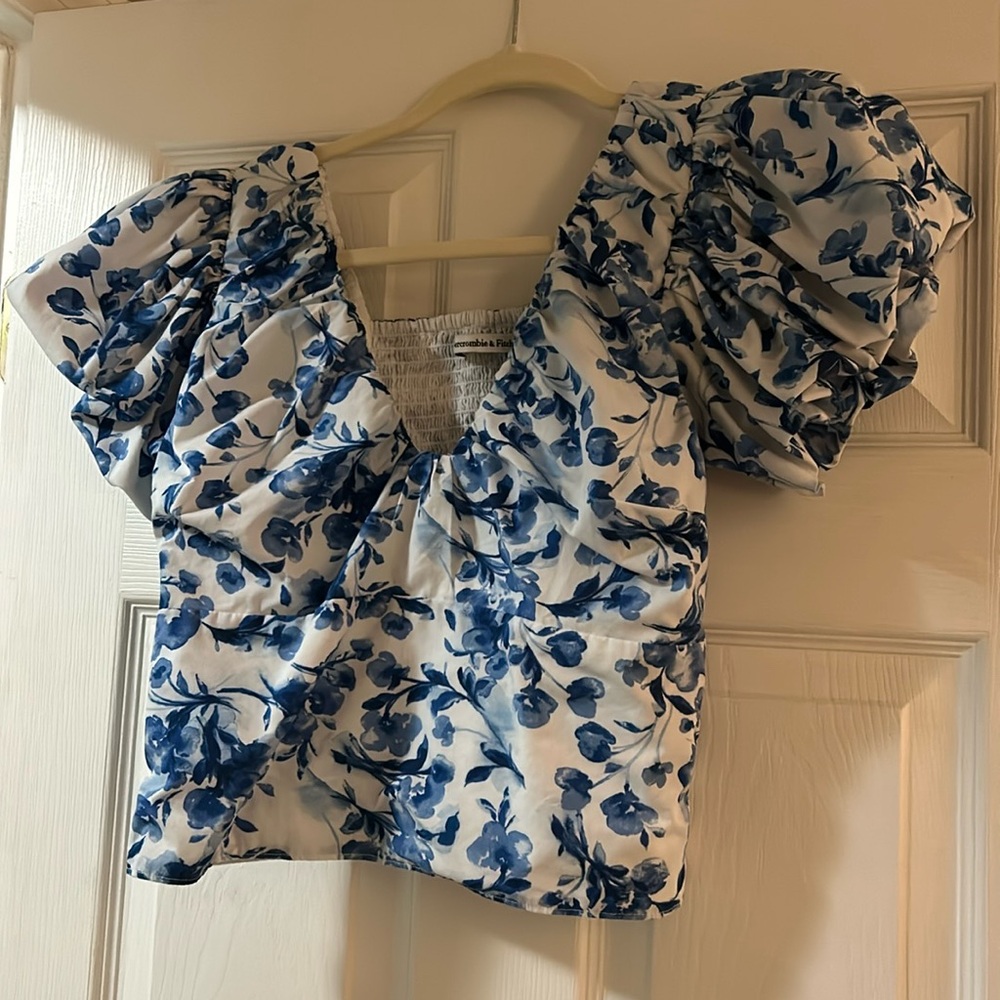 Abercrombie & Fitch White and Blue Floral Puff Sleeve Blouse